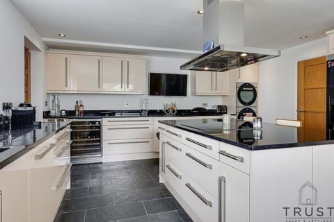 4 bedroom detached house for sale, Bradford Road, Birkenshaw, BD11