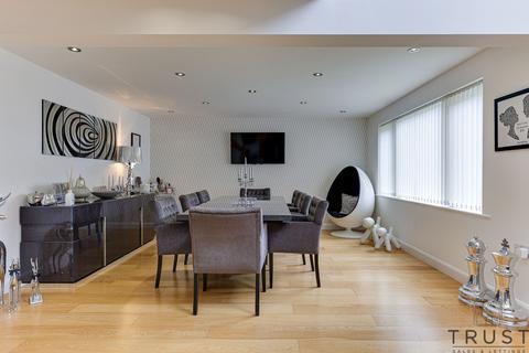 4 bedroom detached house for sale, Bradford Road, Birkenshaw, BD11