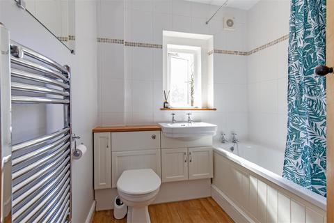 3 Bemrose Gate, Bamford, Hope Valley, S33 0AE