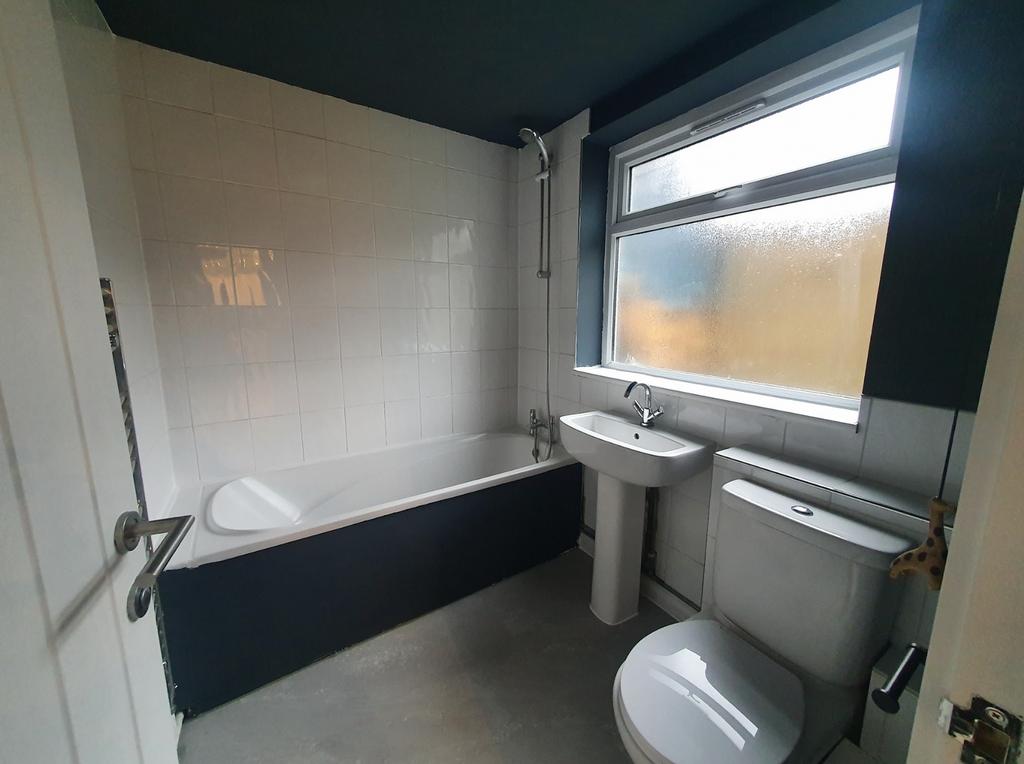 A modern bathroom featuring a spacious bathtub ...