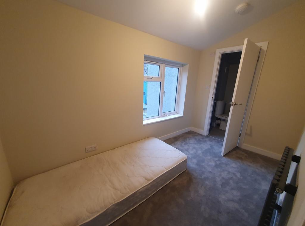 This inviting double bedroom features a spaciou...