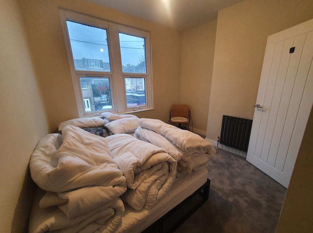 This inviting double bedroom features ample nat...
