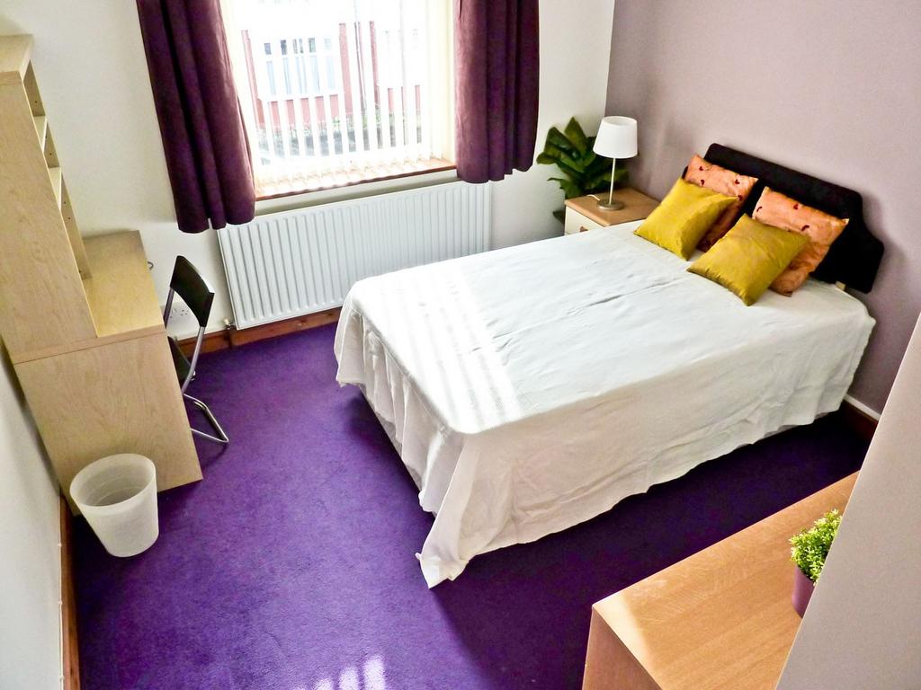 This charming double bedroom features a spaciou...
