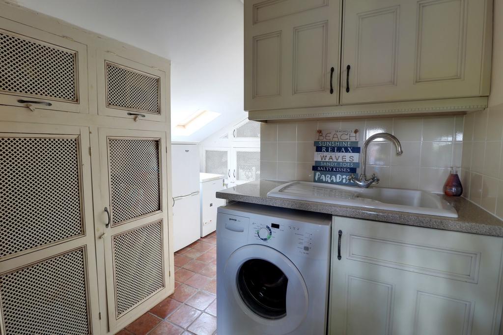 Laundry With WC Off