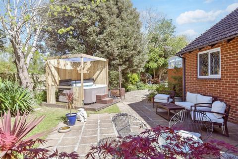 4 bedroom detached house for sale, Solent Close, Littlehampton BN17