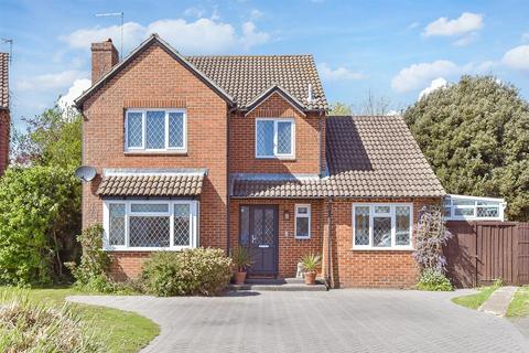 4 bedroom detached house for sale, Solent Close, Littlehampton BN17