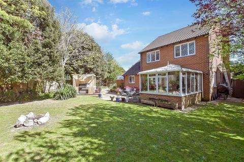 4 bedroom detached house for sale, Solent Close, Littlehampton BN17
