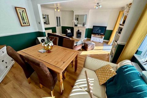 38 Maple Court, Tonyrefail, Porth, CF39 8NH