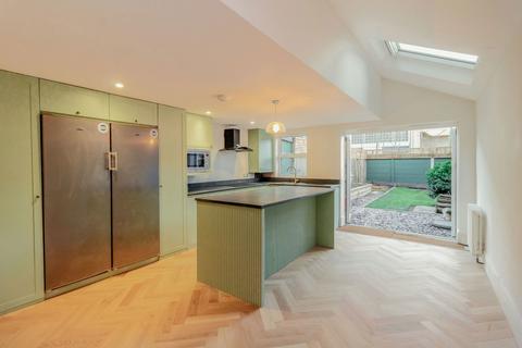 4 bedroom terraced house to rent, Waverley Road, London, E17 3LQ