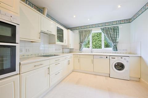 2 bedroom flat for sale, Petersmead Close, Tadworth
