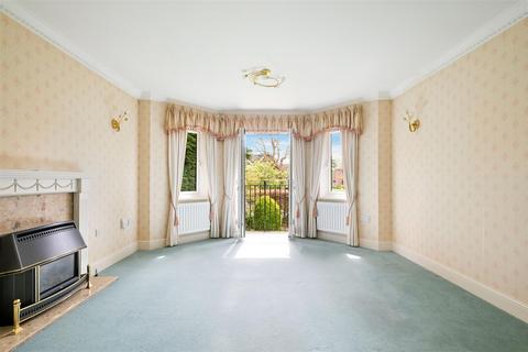2 bedroom flat for sale, Petersmead Close, Tadworth