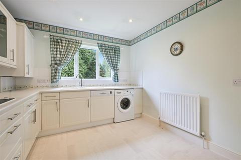 2 bedroom flat for sale, Petersmead Close, Tadworth