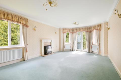 2 bedroom flat for sale, Petersmead Close, Tadworth