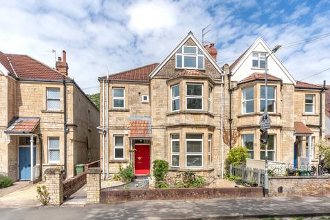 2 bedroom ground floor flat for sale