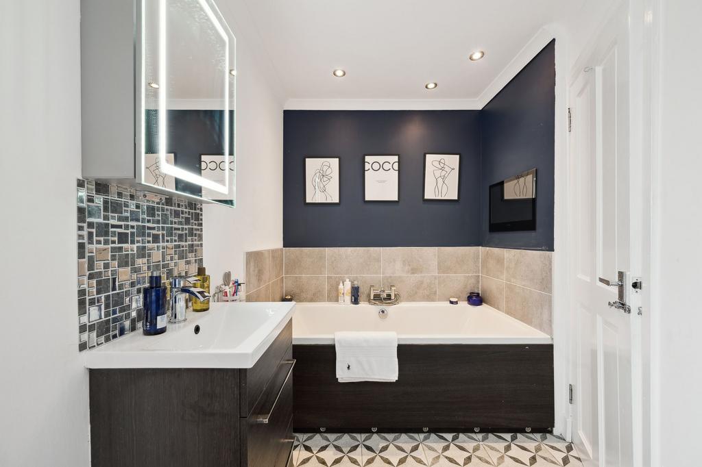 Family Bathroom Downstairs