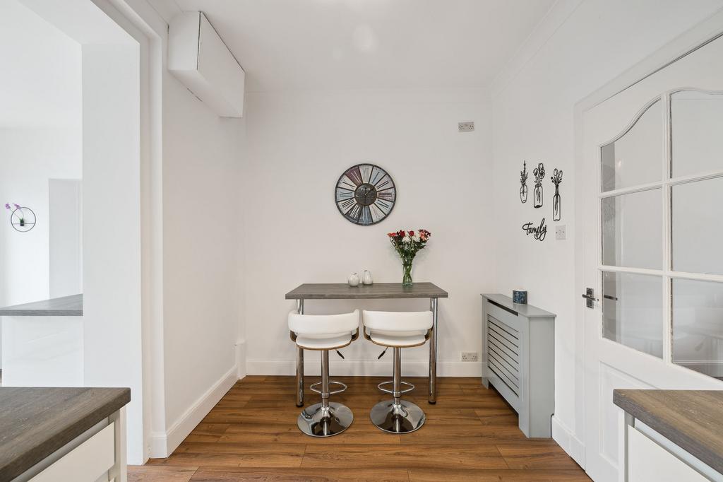 Kitchen / Breakfast Bar
