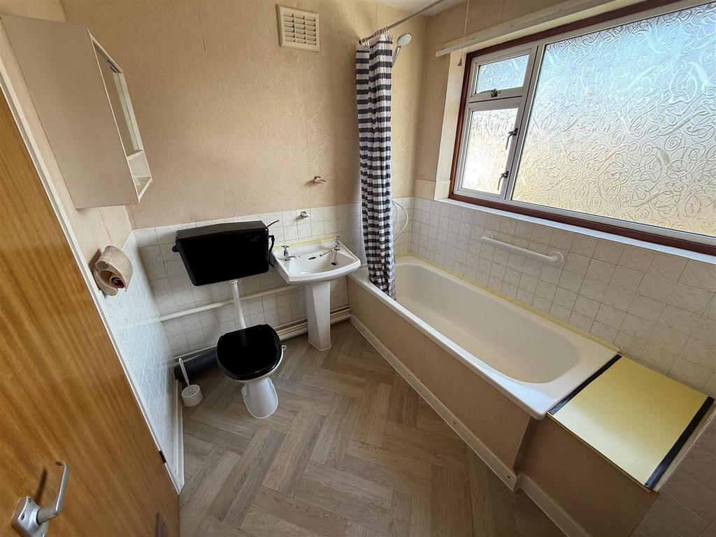 LC15 Bathroom.jpg