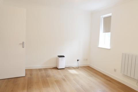 undefined, Barons Court, Luton LU2