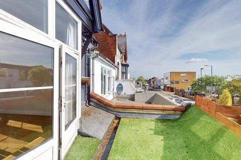 2 bedroom flat to rent, Hook Road, Surbiton