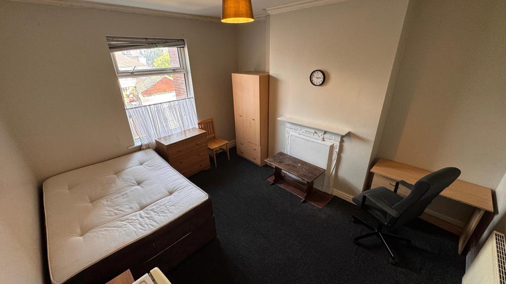 8 bed room - house share to rent Pinderfields Roa