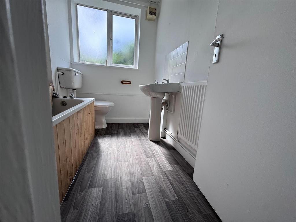 Flat 5 EC Bathroom.jpg