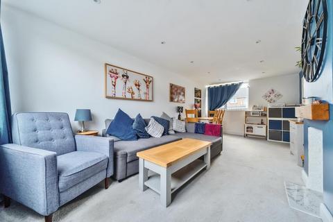 81 Hill View, Carterton, OX18 1BD