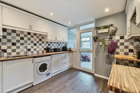 81 Hill View, Carterton, OX18 1BD