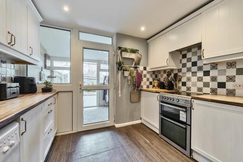 81 Hill View, Carterton, OX18 1BD