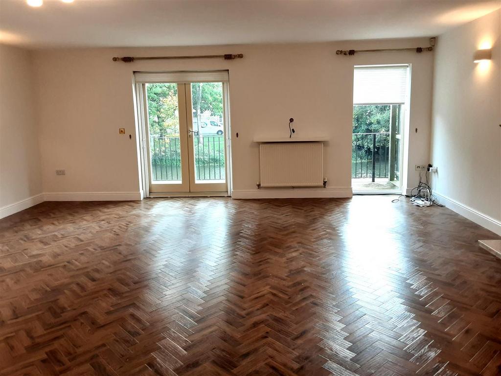 Sitting/dining room