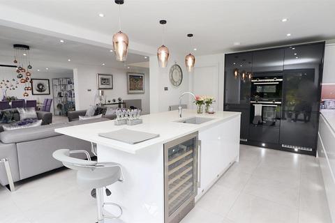 4 bedroom detached house for sale, May Gardens, Elstree,