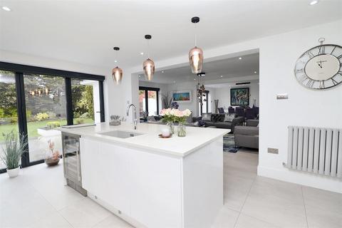 4 bedroom detached house for sale, May Gardens, Elstree,