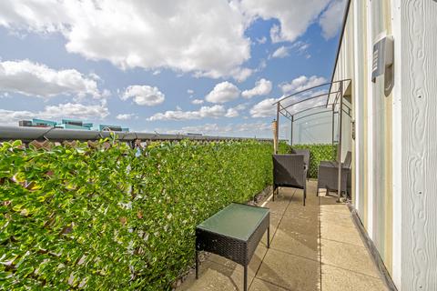 1 bedroom apartment for sale, Wave Court, Romford RM7