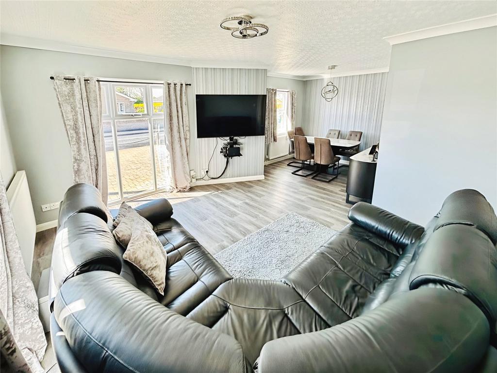 Lounge/Dining Area