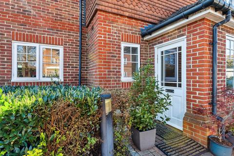 1, Cedar Court Heathlands Close, Sunbury-on-thames, TW16 6QF