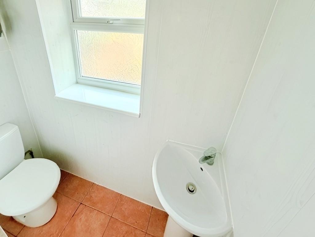 Pbox-bathroom-265599.jpg
