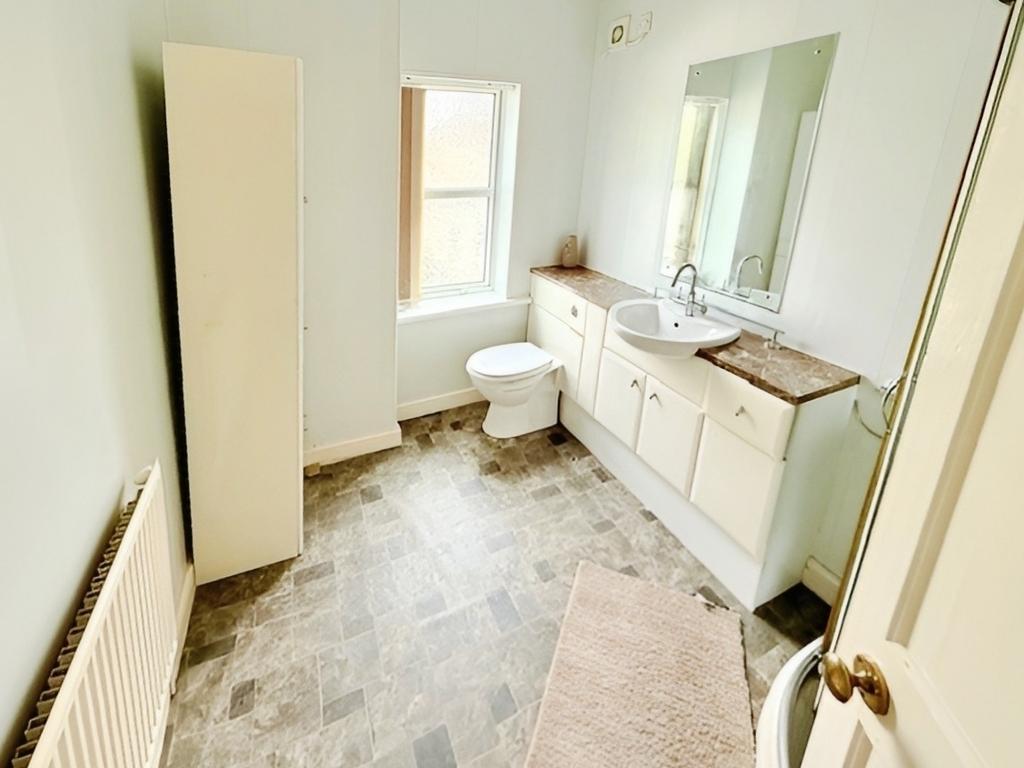 Pbox-bathroom-265599.jpg