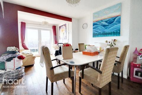 3 bedroom end of terrace house for sale, Thornton Road, Northampton