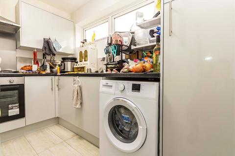 1 bedroom flat to rent, Avenue Elmers, Surbiton KT6