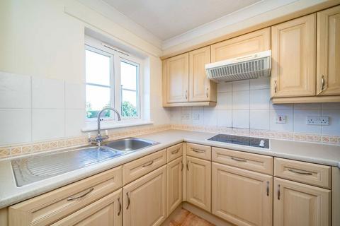 2 bedroom flat for sale, Golden Court, Isleworth TW7