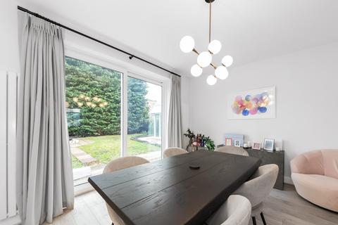 12 Lake Avenue, Bromley, BR1 4EN