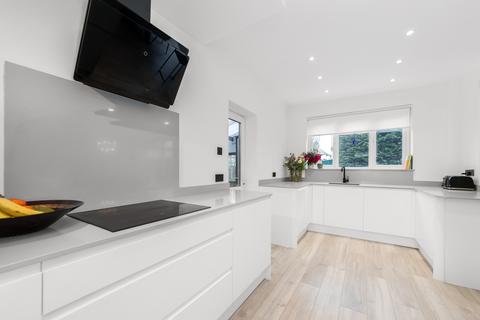 12 Lake Avenue, Bromley, BR1 4EN