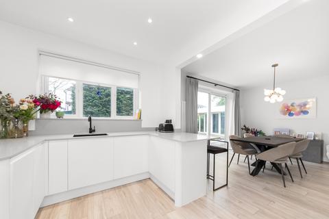 12 Lake Avenue, Bromley, BR1 4EN