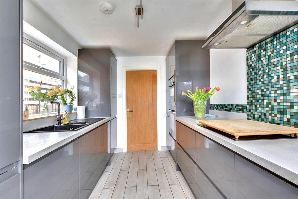 Kitchen 2.jpeg