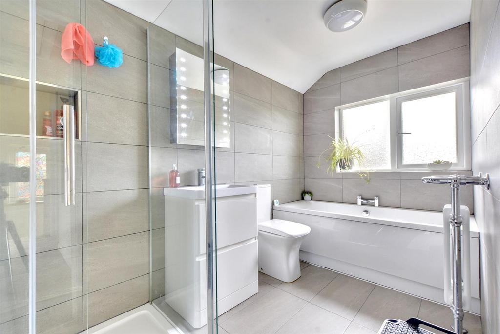 Bathroom 1.jpeg