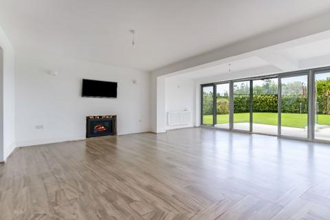 5 bedroom detached house to rent, Barn Farm, Cranfield Park Road, Wickford