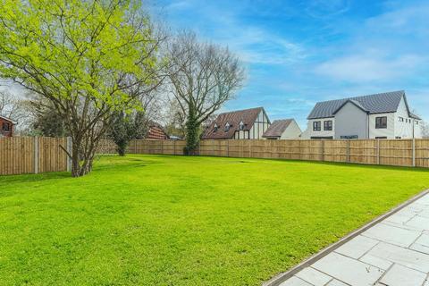 5 bedroom detached house to rent, Barn Farm, Wickford