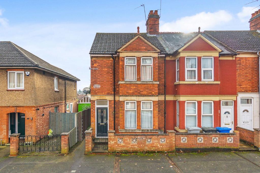Roundhill Road, Kettering NN15 4 bed end of terrace house - £270,000