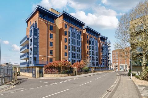3 bedroom flat for sale, Canute Road, Southampton, Hampshire, SO14