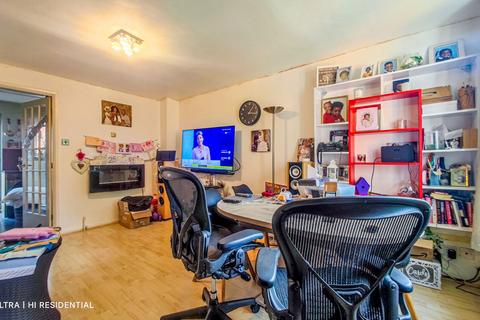 6 Mallard Path, London, SE28 0EU