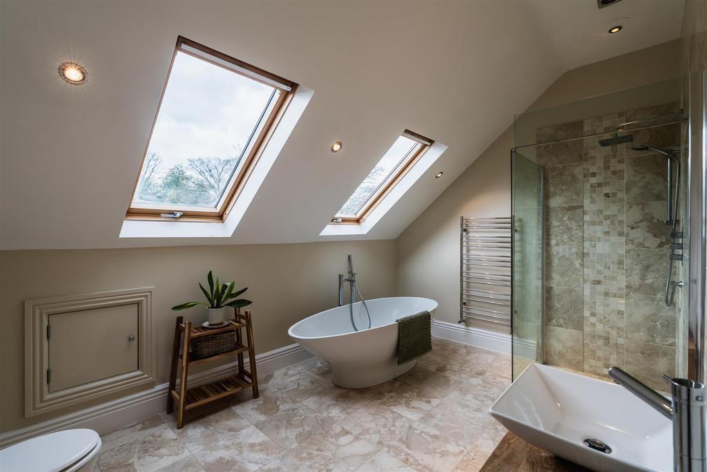 Principal En-Suite Bathroom
